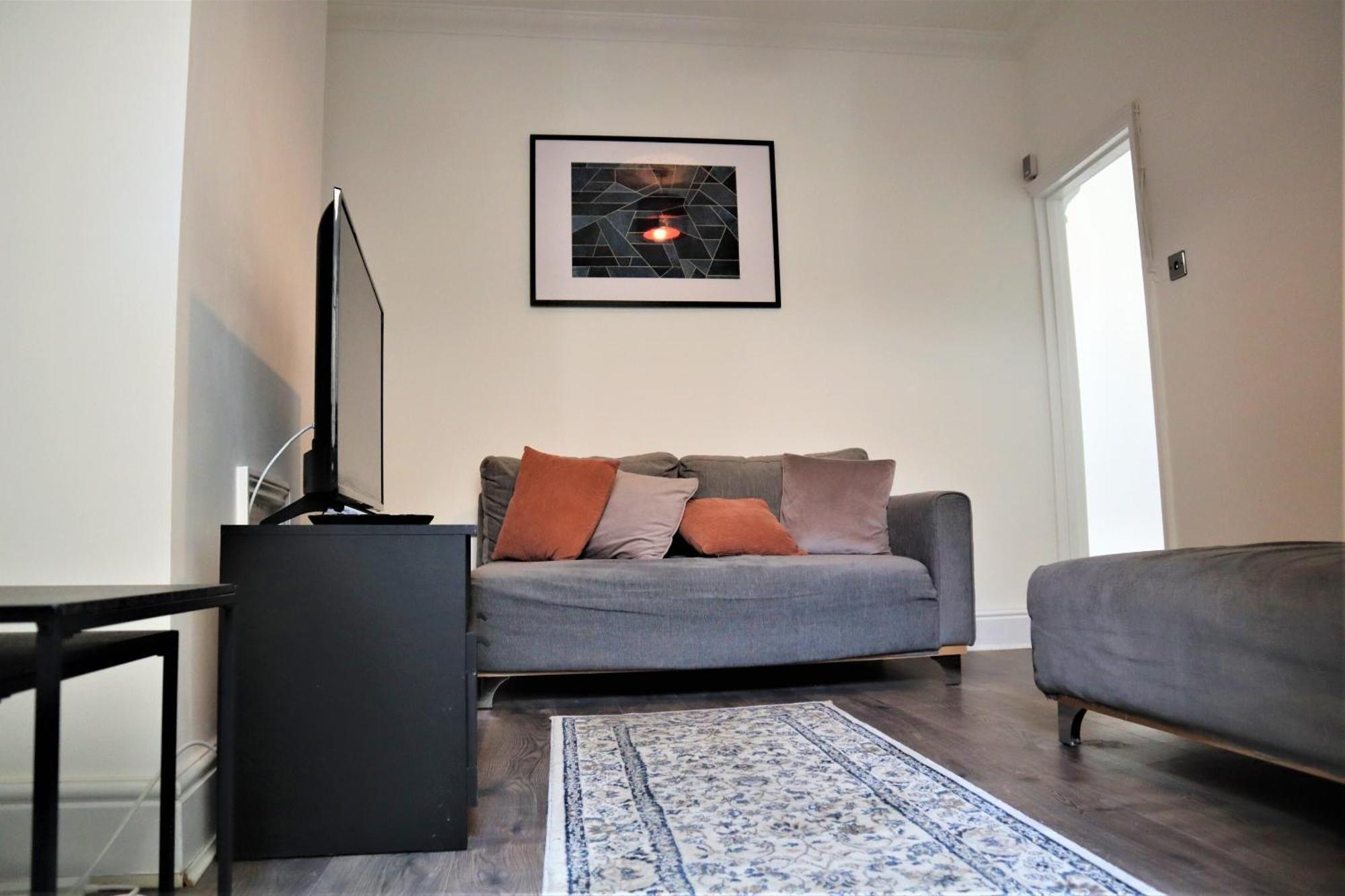 Victoria 4 Bedroom Serviced House Short Lets - Near Northampton Gen Hosp & Town Centre Экстерьер фото