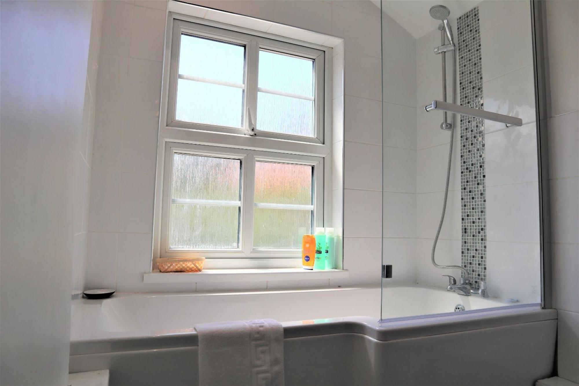 Victoria 4 Bedroom Serviced House Short Lets - Near Northampton Gen Hosp & Town Centre Экстерьер фото