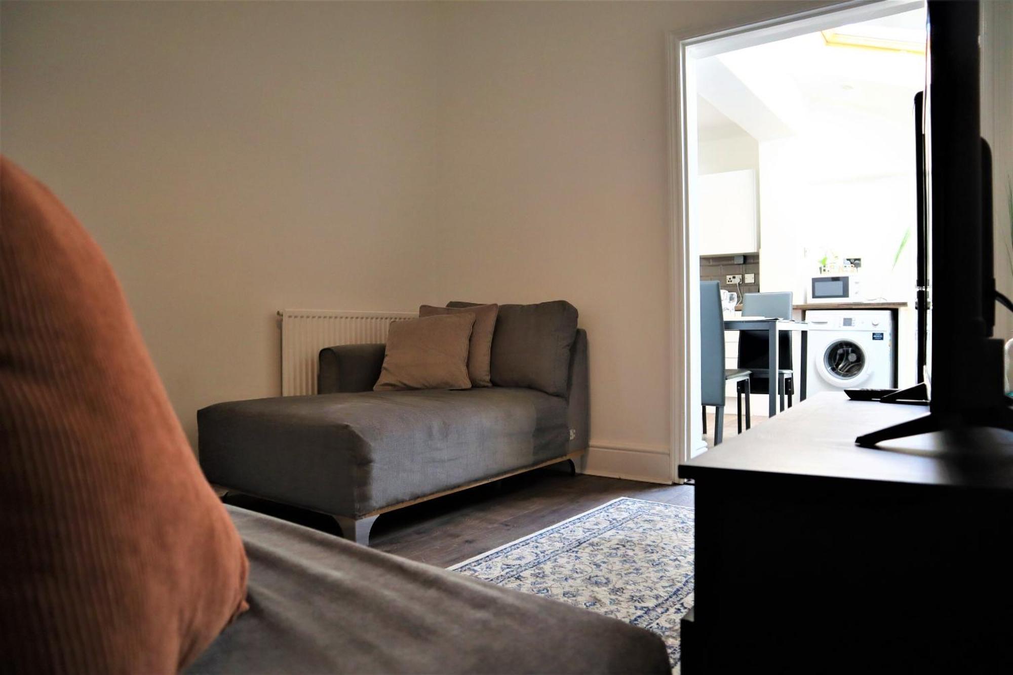 Victoria 4 Bedroom Serviced House Short Lets - Near Northampton Gen Hosp & Town Centre Экстерьер фото